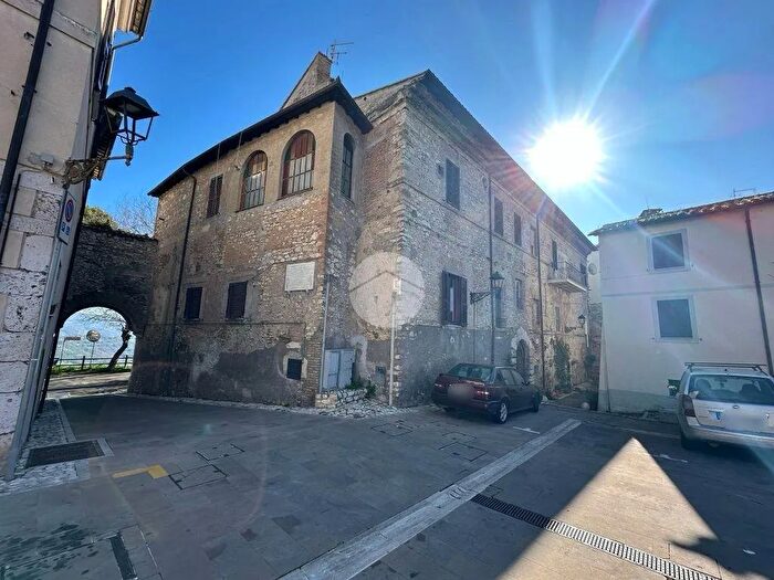 Appartamento trilocale in vendita in Piazza Giuseppe Garibaldi, Fara In Sabina