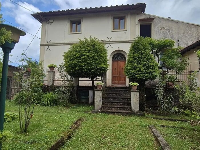 Casa con 14 locali in vendita in Vicchio