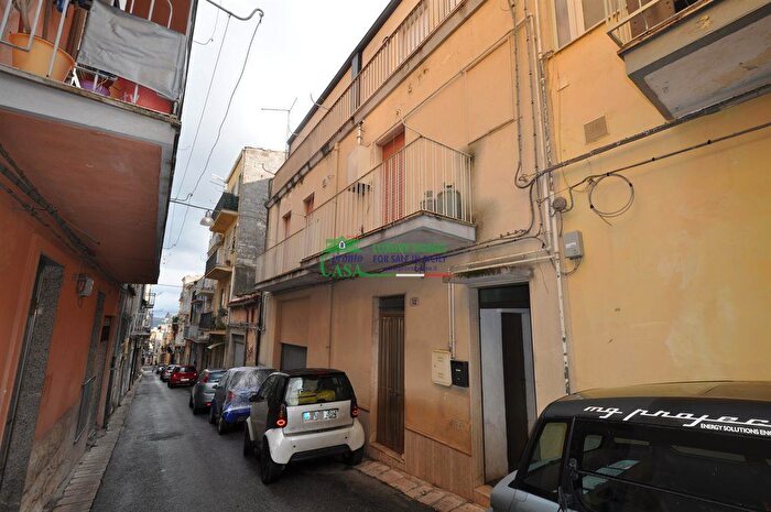 Casa con 10 locali in vendita in Ragusa