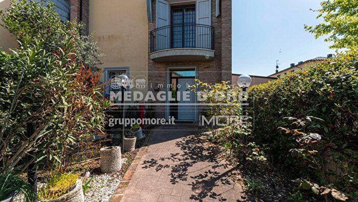 Casa con 6 locali in vendita in AdZe Via Morane Mammut Club, Modena