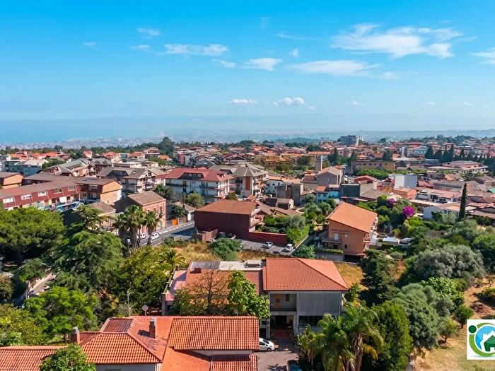 Casa con 11 locali in vendita in Via Roma, Sant'Agata Li Battiati