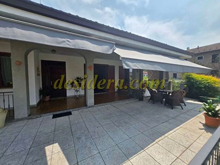 Casa con 11 locali in vendita in Borgomanero