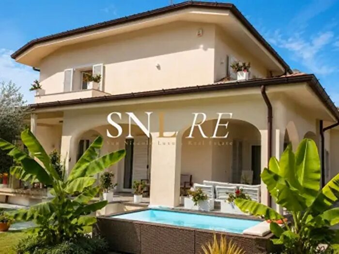 Casa con 6 locali in affitto in Via Arturo Toscanini, Forte Dei Marmi