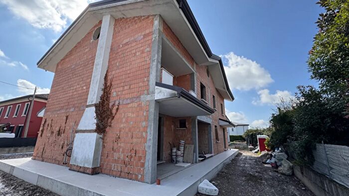 Casa con 6 locali in vendita in Legnaro Via Frassanedo, Legnaro