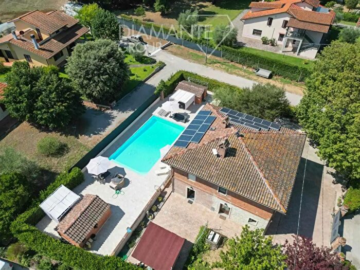 Casa con 7 locali in vendita in Castiglione Del Lago