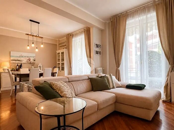 Appartamento con 5 locali in vendita in Via Francesco Baracca, Firenze