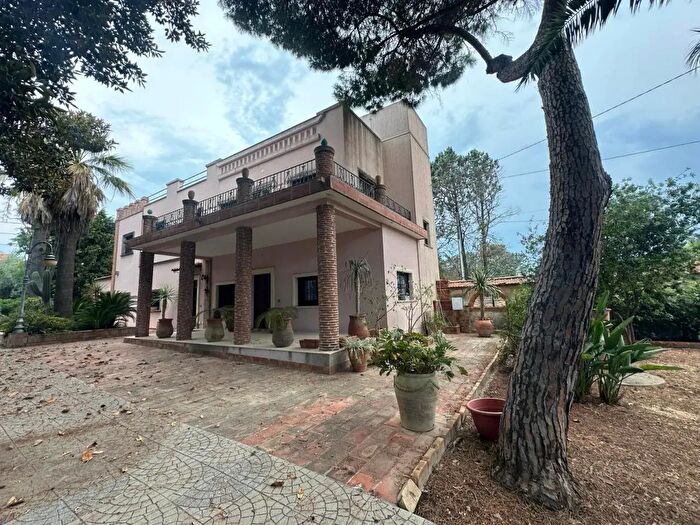 Casa quadrilocale in vendita in Via Gela, Siracusa