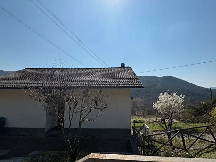 Casa con 9 locali in vendita in Sassello