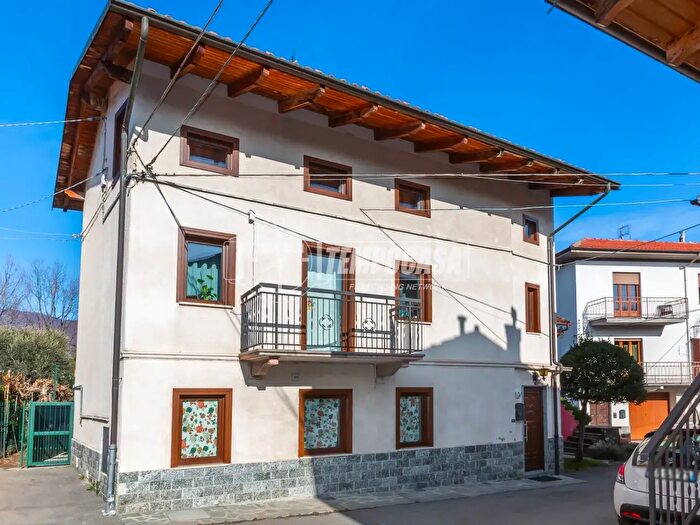 Casa con 6 locali in vendita in Via Vittorio Emanuele, Giaveno