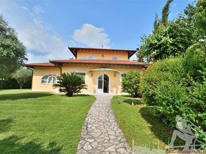 Casa con 6 locali in affitto in Vittoria Apuana, Forte dei Marmi