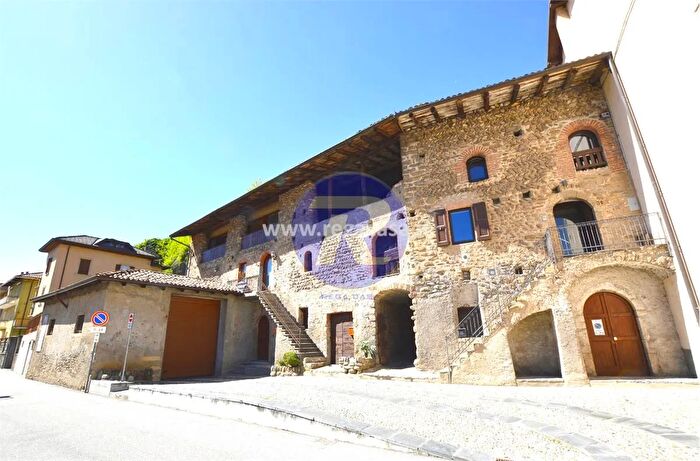 Casa con 10 locali in vendita in Via Mazzini Zogno Bg, Zogno