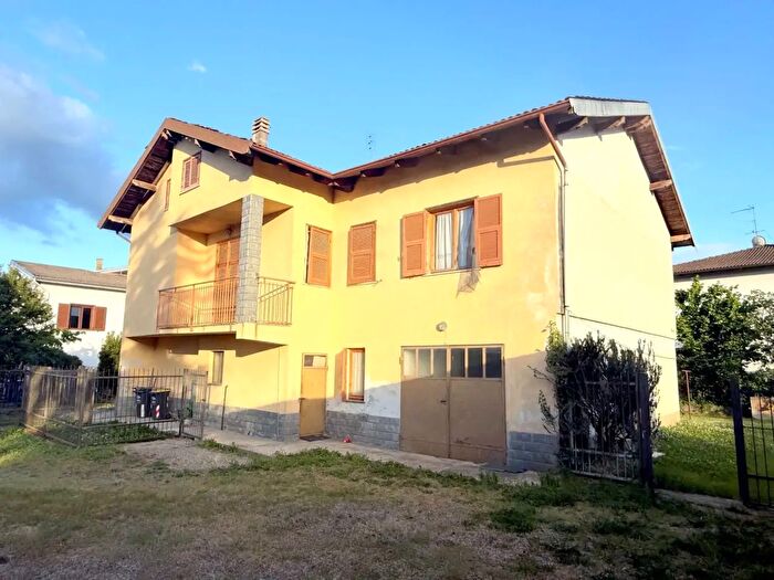 Casa con 8 locali in vendita in Predosa