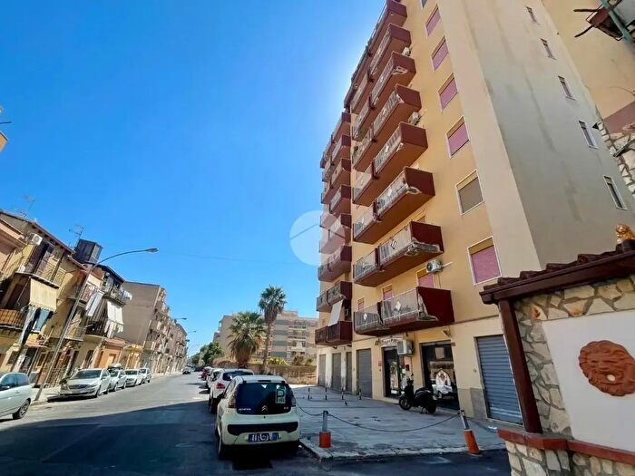 Appartamento con 5 locali in vendita in Piazza Achille Grandi, Palermo