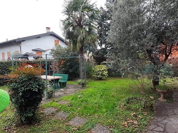 Casa con 6 locali in vendita in Via Giacomo Leopardi, Gavirate
