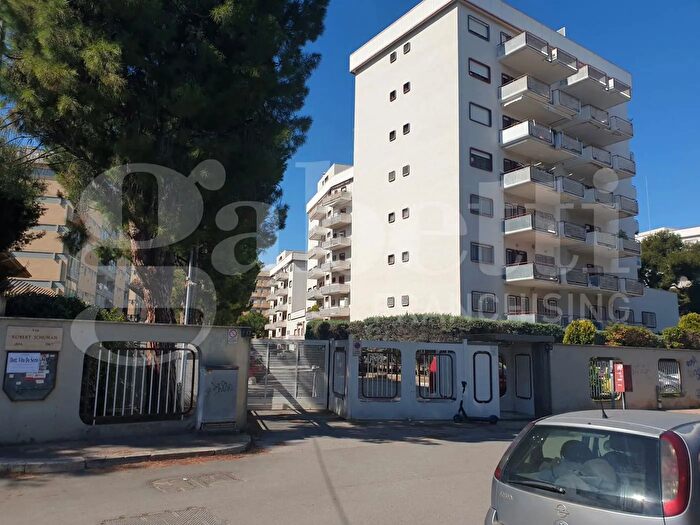 Appartamento con 8 locali in vendita in Via Schuman, Bari