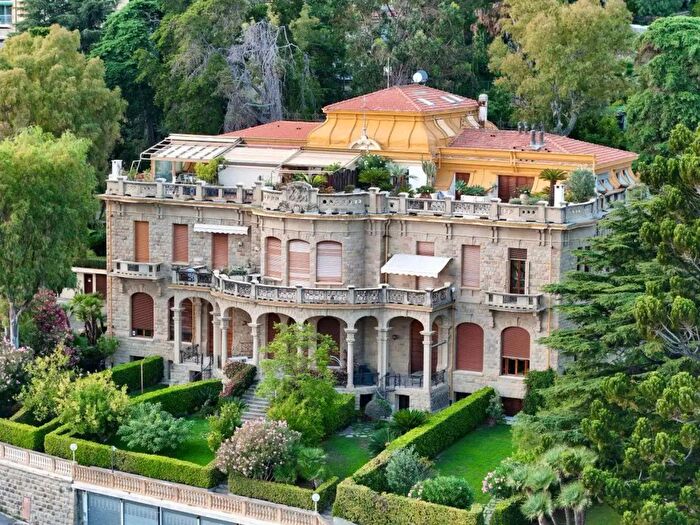 Appartamento con 7 locali in vendita in Sanremo