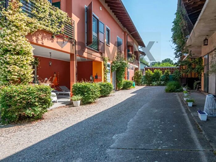 Casa con 10 locali in vendita in Castelletto Sopra Ticino