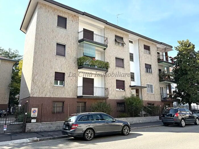 Appartamento con 5 locali in vendita in Via Torelli, Novara