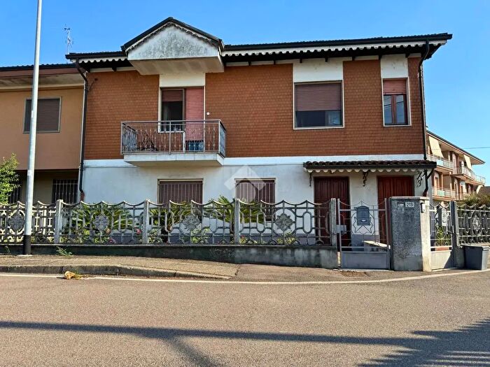 Casa con 8 locali in vendita in Via Duca d' Aosta, Tronzano Vercellese