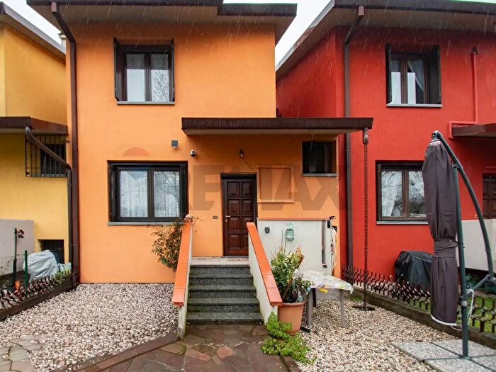 Casa con 6 locali in vendita in Via Ungaretti, Castel Mella