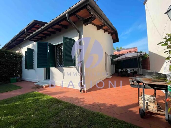 Casa con 7 locali in vendita in Pietrasanta