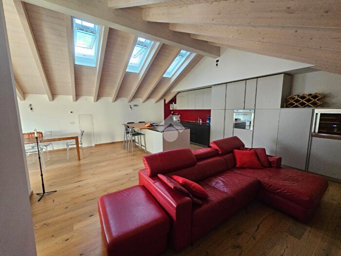 Appartamento con 5 locali in vendita in Via Silvio Pellico, Corbetta