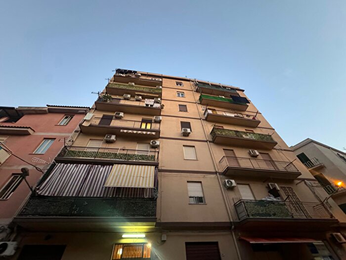Appartamento quadrilocale in vendita in Via Ruggerone da Palermo, Palermo