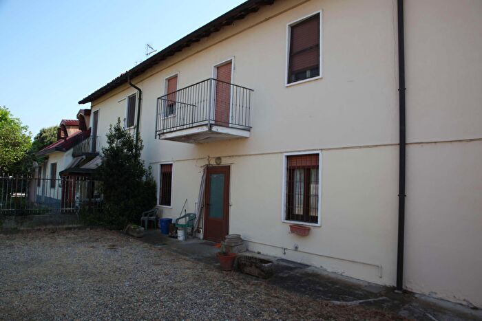 Casa con 5 locali in vendita in Rosate