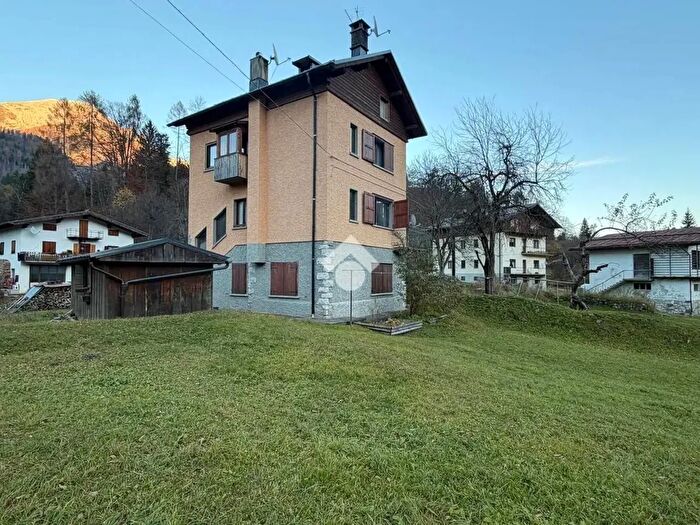 Casa quadrilocale in vendita in Via Nazionale, Forni Di Sopra