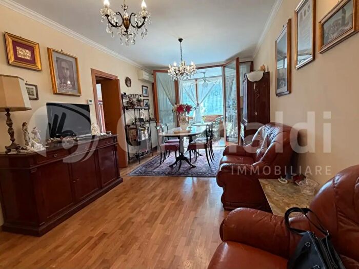 Appartamento trilocale in vendita in Via Raffaele Conforti, Roma