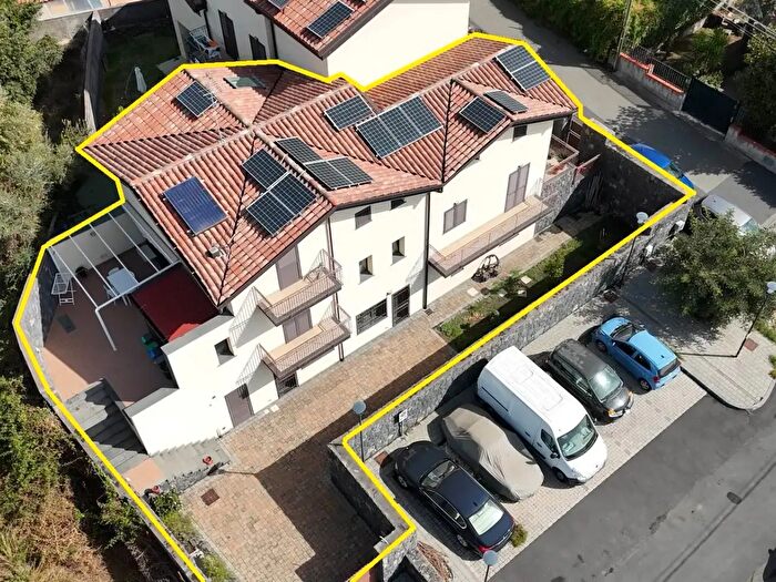 Casa con 10 locali in vendita in Via Catanzaro, San Giovanni La Punta