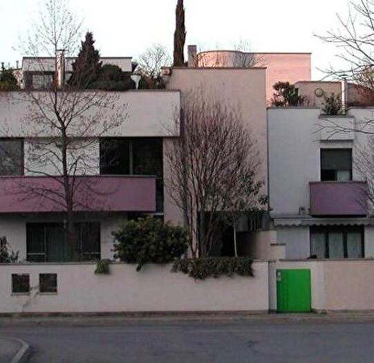 Appartamento con 6 locali in vendita in Zona Piscina Reggio Emilia, Reggio Emilia