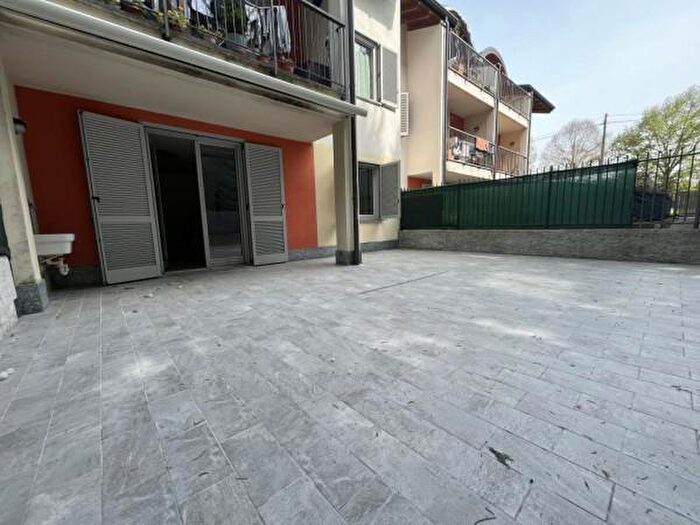 Appartamento trilocale in vendita in Via Lombardia, Sesto Calende