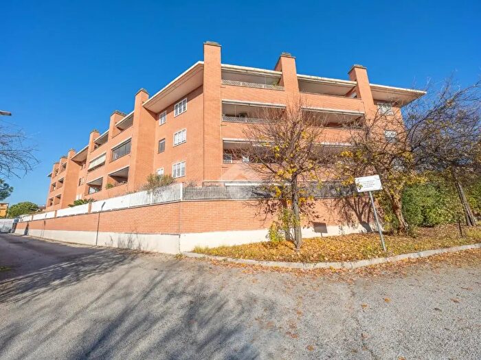 Appartamento quadrilocale in vendita in Via Poseidone, Roma