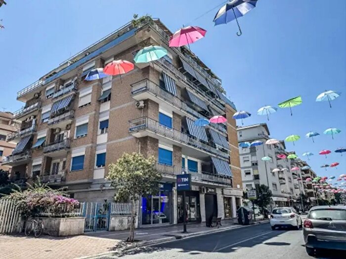 Appartamento trilocale in vendita in Via delle Baleniere, Roma