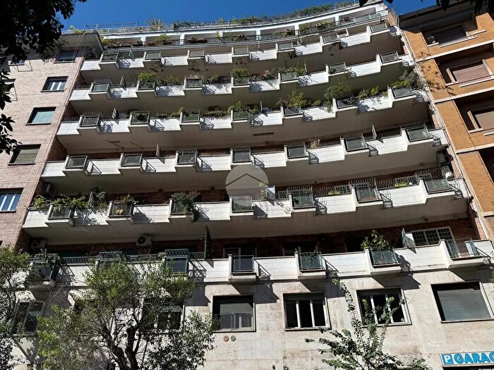 Appartamento trilocale in vendita in Via dei Liburni, Roma