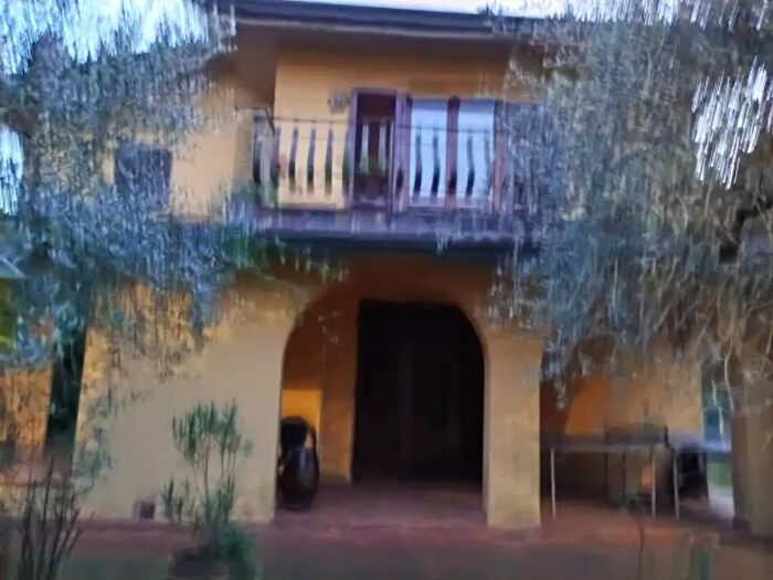 Casa con 6 locali in vendita in Uzzano