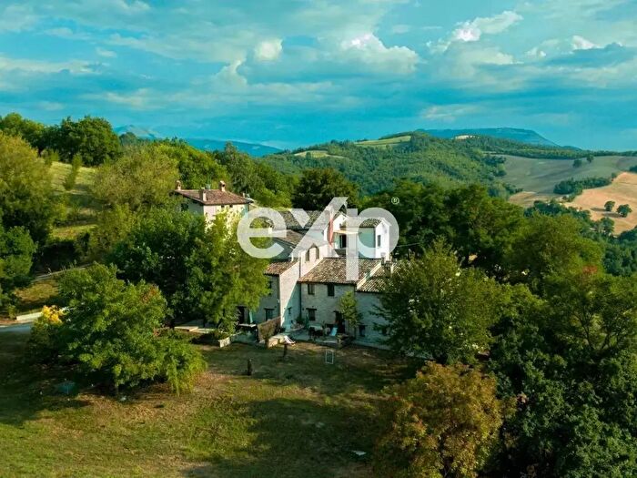 Casa con 15 locali in vendita in Strada Valubbio, Cagli