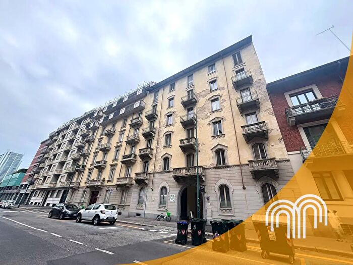 Appartamento trilocale in vendita in Via Enrico Cialdini, Torino