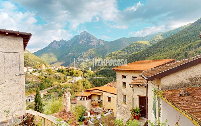 Casa trilocale in vendita in Via Monte Grappa, Nasino