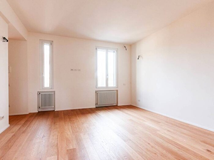 Appartamento trilocale in affitto in Via Carlo Farini, Farini, Milano