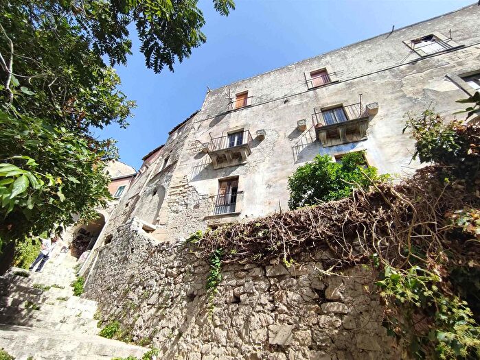 Casa con 7 locali in vendita in Ragusa