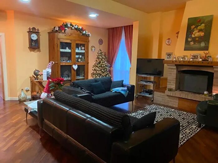 Casa con 5 locali in vendita in Imola