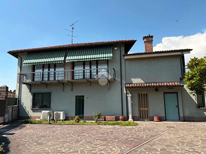 Appartamento trilocale in vendita in Piazza Vittorio Emanuele, Cazzago San Martino