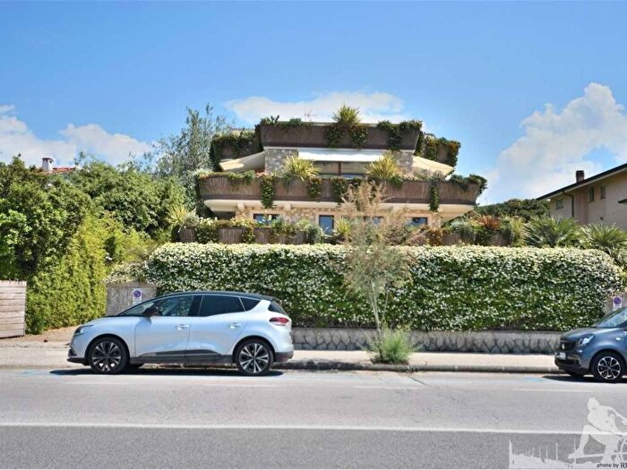 Casa con 6 locali in affitto in Pietrasanta