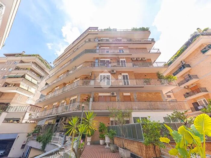 Appartamento con 10 locali in vendita in Via Franco Sacchetti, Roma