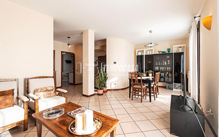 Appartamento con 5 locali in vendita in Via Baserica, Inverigo