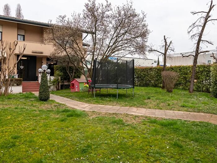 Casa con 6 locali in vendita in Via Nino Bixio, Montegrotto Terme
