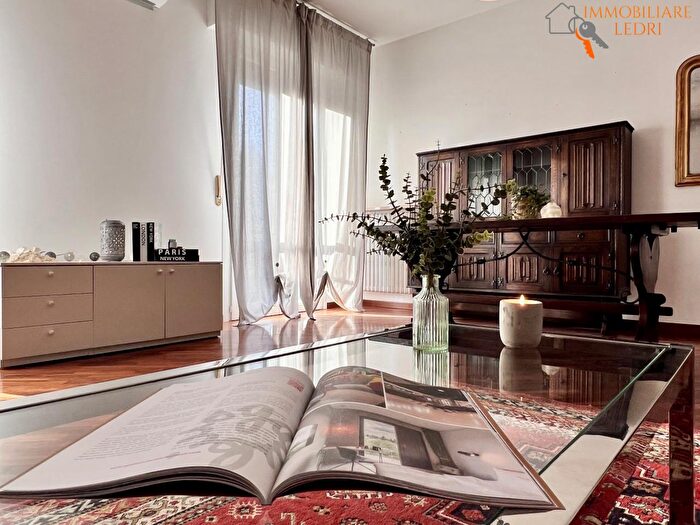 Appartamento con 5 locali in vendita in Via Enrico Berni, Verona