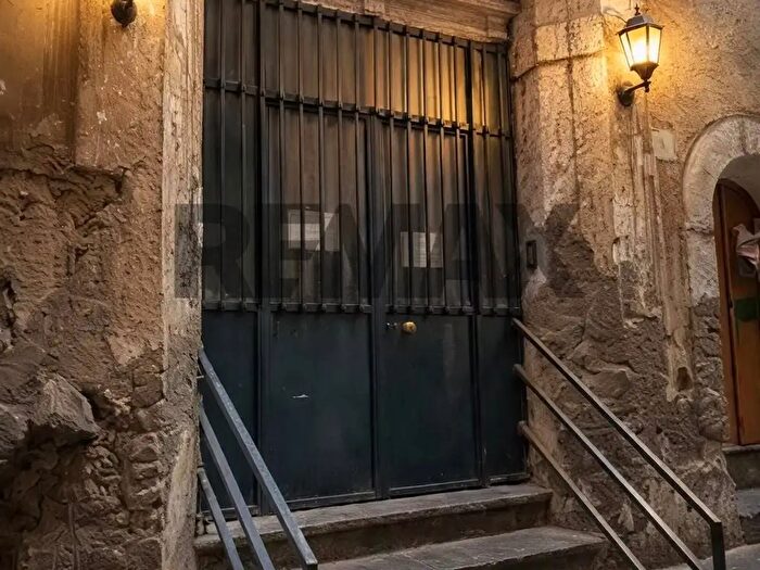 Appartamento trilocale in vendita in Vico Cariati, Napoli